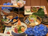 ・ミニサラダ
・前菜3種
・海鮮ちらし寿司
・小鍋
・天ぷら
・素敵なスイーツ盛り合わせ
・ドリンク　 