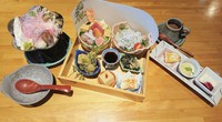 ・ミニサラダ
・前菜3種
・海鮮ちらし寿司
・小鍋
・天ぷら
・素敵なスイーツ盛り合わせ
・ドリンク　 