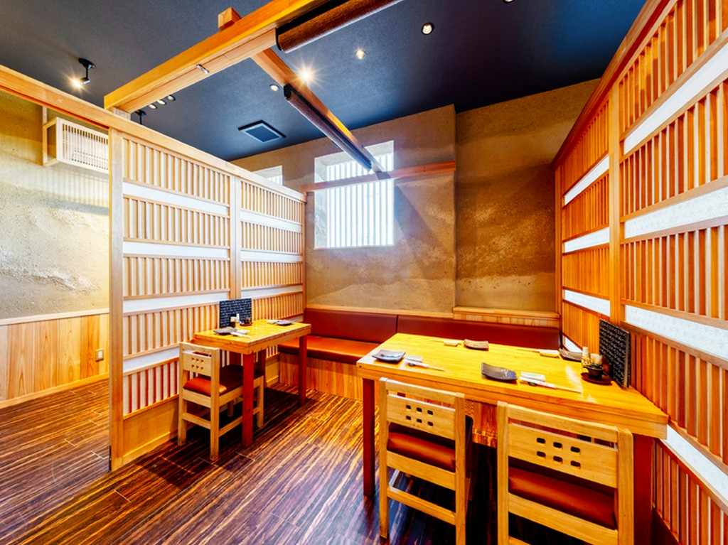 落ちついた印象の店内