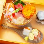 和歌山の『うまいもん』がテーマのお店。和歌山各地より良質な食材を用意しています。特に魚は鮮度にこだわり、毎日地元の漁港まで足を運んで仕入れています。