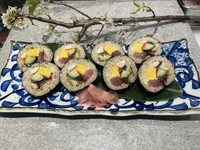 一度食べればやみつきの味「三八波巻」はオープン当初からの一品です。
まぐろ、うなぎ、厚焼き玉子、エビなどがギッシリ幸せの味をお届けします。
価格はお持ち帰りのお値段となります。