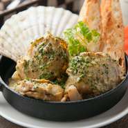 バターと生クリームの濃厚ベースに香草を効かせたソースは、一度食べると忘れられない美味しさです。