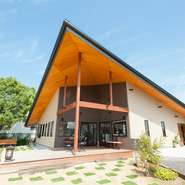 オーナーシェフ自ら完成イメージを伝えて建てたレストラン。敷地3倍の広さの庭園があり、ランチタイムには、庭園を眺めながらゆったりと食事ができます。季節の移り変わりも感じられる散策も楽しみの一つです。