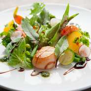 ランチタイムはおしゃれな店内で、フランス料理をカジュアルに楽しめます。開放的な店内で、地元野菜と地元漁港で獲れた魚介類をに舌つづみ。女性ならではの華やかなトークも相まって素敵なひとときが過ごせます。