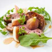 「地元の食材を」とのシェフのこだわりが詰まった一皿。季節によってソースが変わります。秋は、イチジクソース。地元で獲れた野菜や果物が、濃厚なフォアグラと鴨の味わいを引き立てます。