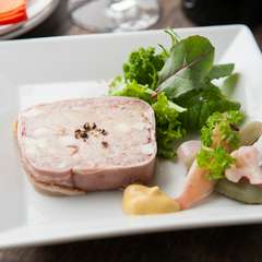 鹿児島産黒豚を使った『田舎風豚肉のテリーヌ』