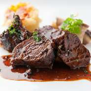 赤ワインとの相性抜群。肉が口の中でホロホロと崩れ、ソースと絡まり絶妙なハーモニーが楽しめます。