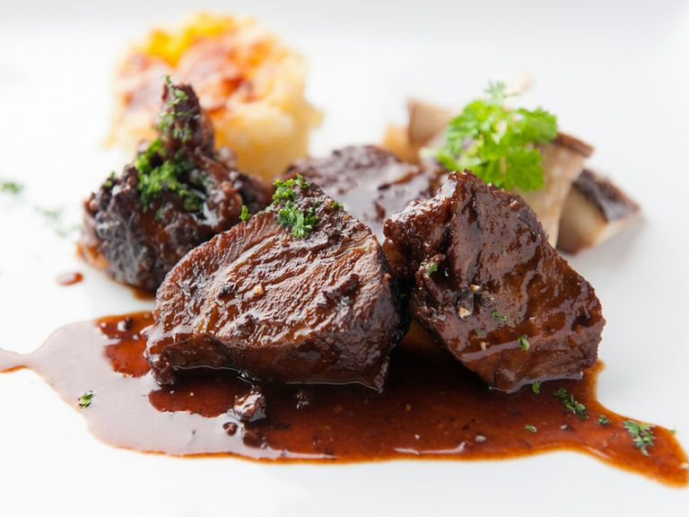 フランス料理を代表する『牛ホホ肉の赤ワイン煮込み』