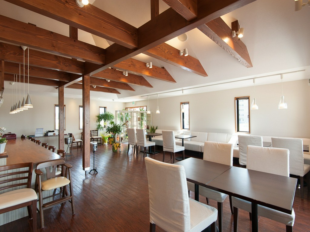 一人でも大人数でも楽しめる。開放的な店内