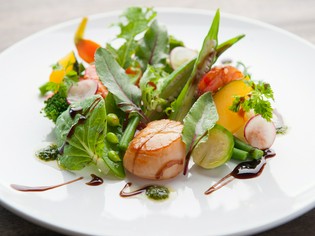 魚介類は辰ヶ浜漁港漁港、野菜は地元の農家より仕入れています