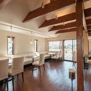 シックな雰囲気の中で、ゆったりと会話を楽しみながら食事をしていただけます。カジュアルにフランス料理を食べてもらいたいと、積極的にお声かけをし、お客さまとのふれあいを大切にしています。