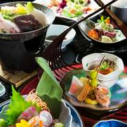 季節の食材をメインに品数も豊富で一皿一皿お楽しみいただけます。店内は最大40名様程収容可能なお座敷先も完備。飲み放題プランもあります。今年の締め括りは皆さまでかりんの懐石料理に舌鼓してみては？