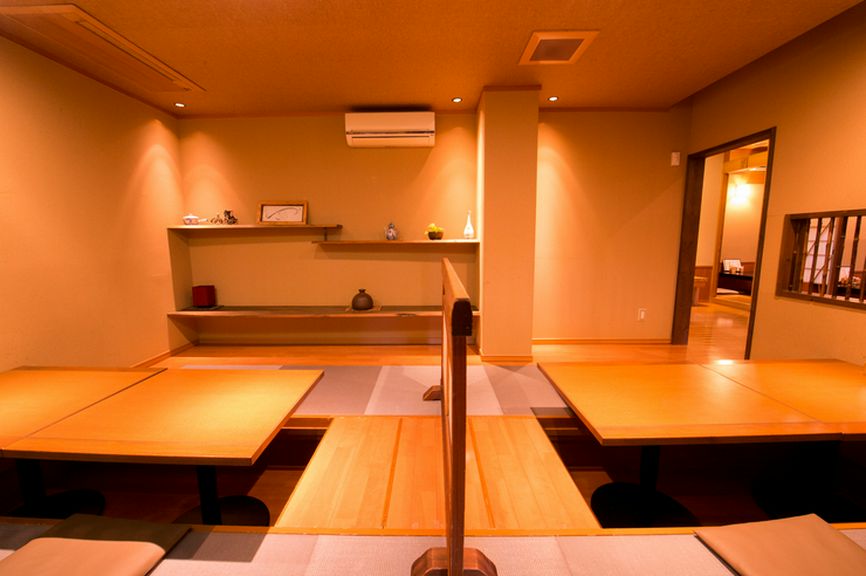 広々とした個室でくつろぎながら料理を楽しめる