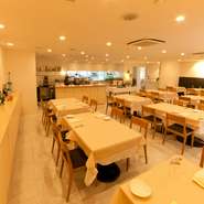 「料理が美味しい」と感じるその一歩先に、「楽しさ」があると思います。その楽しさを提供できるよう、キッチンスタッフだけでなく、サービススタッフも含め全員でお客様をおもてなししています。