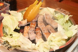 静岡県産の銘柄豚を使用した『ふじのくに　豚ロース岩塩焼き』