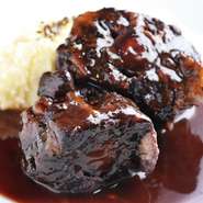 A4、A5ランクの飛騨牛ほほ肉を、赤ワインでじっくり煮込んだ