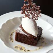 エゴマのガトーショコラと飛騨牛乳のソルベ