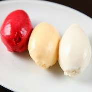 シャーベットとアイスクリームの盛り合せ