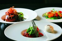 本日のスープ・本日のメーン（お魚料理又はお肉料理）バゲットとバター付き　　＋￥330にてコーヒー又は紅茶　＋￥440にて本日のデザートを追加できます。