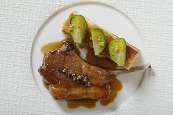 飛騨の旬の食材を使った４皿構成の料理＋デザート、パン、コーヒー又は紅茶がついたお得なコースです。