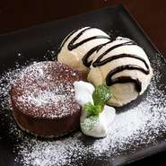 ナチュラル・シンプルな雰囲気の店内は、オシャレな女性に人気。美味しい料理とデザートで女子トークも盛り上がること間違いなしです。