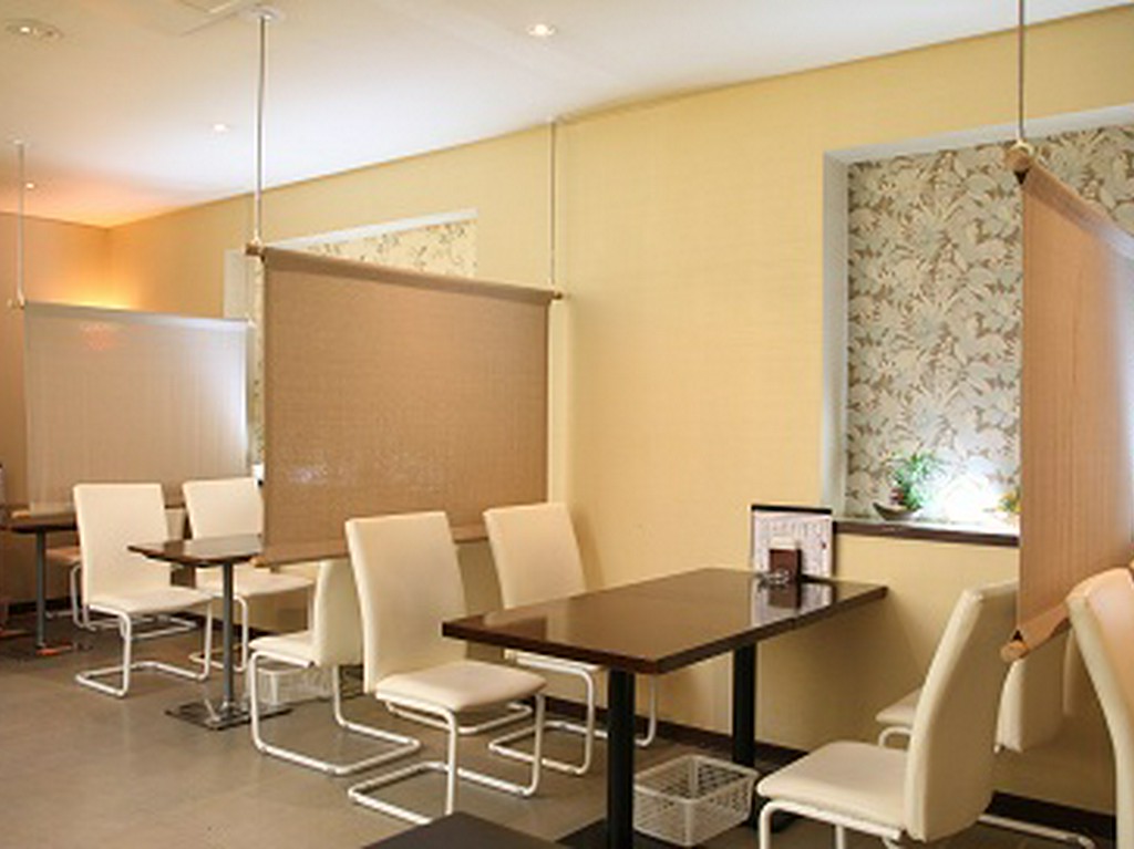 仕切りのあるテーブル席で気軽に！２２時以降はライトダウン！