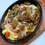 旨みたっぷりのカキしょうゆを使った和風ソテーに、とろ~りチーズをプラス!飛騨牛だからこそ出せるこの味をぜひ召し上がってください。