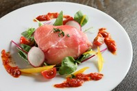 飛騨高山産モッツァレラチーズを贅沢に丸ごと1個生ハムで包みました。オリーブオイル・レモンで、さっぱりと味付けした野菜と一緒にお召し上がりください。
