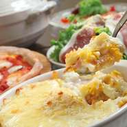 毎年大人気のかぼちゃグラタンは年々ファンが急増中！甘くて濃厚なかぼちゃにこだわりのホワイトソースをのせて、たっぷりチーズをかけて焼いています！ぜひ！今しか食べられないグラタンを召し上がってください。
