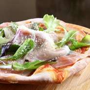 フルーティで甘みのあるトマトソースを使ったピッツァに、生ハムやルッコラなどの野菜をトッピング✨仕上げのベルガモットオイル🍊がアクセント✨
とてもバランスのいい美味しいピッツァに仕上がっています🌟