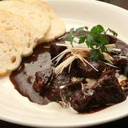 愛知の八丁味噌とザラメ・赤ワインのみで、じっくり時間をかけてとろっとろに煮込みました。通常のどて煮よりもさっぱりと召し上がって頂けます。
