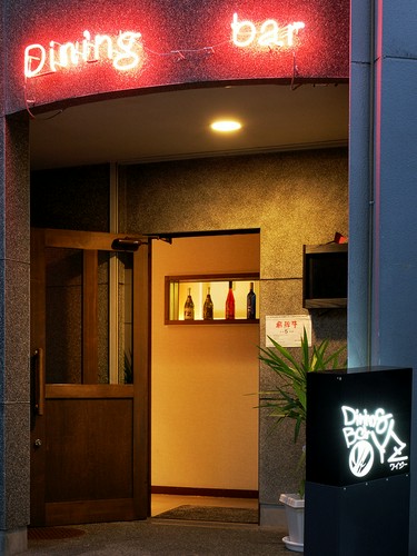 シンプルで落ち着いた趣の外観