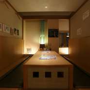 お一人様でも気軽に立ち寄れるカウンター席から、掘りごたつ式の個室、最大90名様までOKの団体用個室まで、シーンに合わせて利用可能。キッズルームもあるので、お子様連れの方もゆっくり楽しめます。