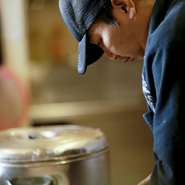 大将自ら市場に赴き、その目にかなったこだわりの食材を使用しています。厳選した魚介を使った料理は、味もボリュームも絶対の自信あり。大将こだわりの海鮮料理をぜひご堪能ください。