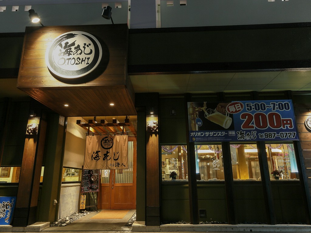 のれんをくぐって店内へどうぞ