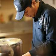 大将自ら市場に赴き、その目にかなったこだわりの食材を使用しています。厳選した魚介を使った料理は、味もボリュームも絶対の自信あり。お客さまにおいしく召し上がっていただけるよう、包丁の入れ方ひとつにもこだわりがあります。大将自慢の海鮮料理をぜひご堪能ください。