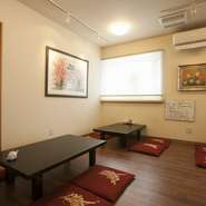 シンプルで落ち着いた雰囲気の店内は、全27席。座敷席なので、ゆったりくつろぎながらの宴会にも最適です。壁には、個展活動もしている店長の倉谷さんが描いた絵画も飾られています。