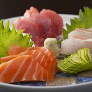 その日に仕入れた旬の魚を使用。内容はかわります。3点盛：980円～／松：2000円／竹：1500円／梅：1000円