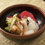 赤カブやキクイモなど、さまざまな野菜を使った自家製のおしんこ。その日によって、3～4種選んで盛り合わせ