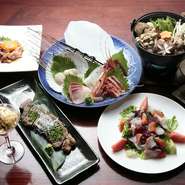 居酒屋の定番メニューから、店主がアレンジした和食創作料理まで、お酒に合う料理が楽しめる店です。メニューにない料理をつくることもできますので、ご相談ください。