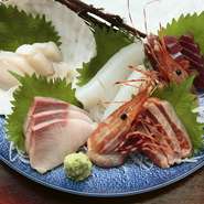 うまい料理の基本は「食材」から。魚介類は八戸から、牛肉は岩手県産を使うなど、仕入れ先を選んで、うまい料理を出せるように努めています。