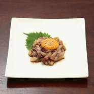 自家製のユッケダレを使用しています。
当店の大人気メニューです。