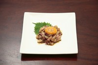 自家製のユッケダレを使用しています。
当店の大人気メニューです。