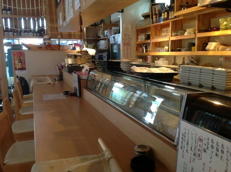 木製で落ち着く雰囲気のカウンター席