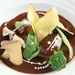 柔らかくなるまでよく煮込んだ『牛のほほ肉赤ワイン煮』