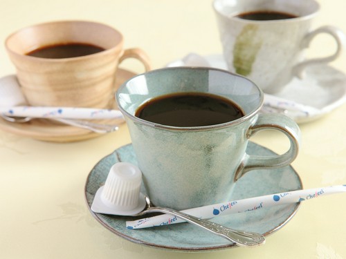 和風陶器に注がれたコーヒーでほっとくつろいで…