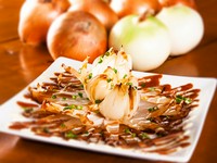 細かく包丁を入れた玉ねぎを丸々素揚げし、田楽味噌とマヨネーズで味付けした一品