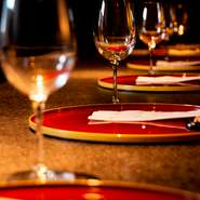 メニューには、前菜やメイン料理などそれぞれに合うおすすめワインが記載してあるなど、ワインの品揃えにも力を入れています。じっくりとお料理を味わいながらワインを楽しめるお店です。