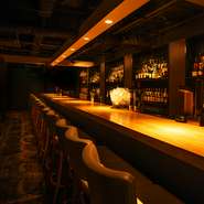 鉄板焼コーナーでシェフの技と料理を堪能したあとは、バーコーナーでゆっくり会話を楽しむのもおすすめ。次のお店を探す必要がなく、ゆったりと過ごすことができるのが特長です。