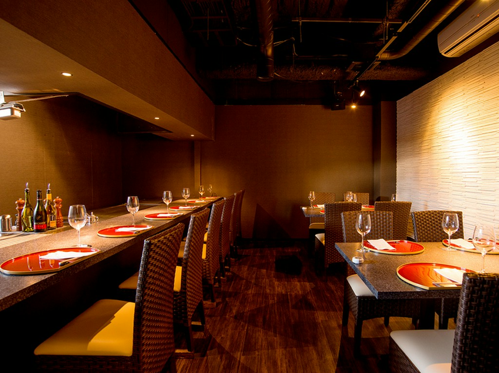 店内はシンプルモダンな落ち着ける雰囲気